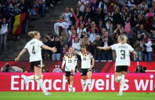 Germany W hold off Australia to claim 4–2 friendly win