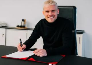 Official: Eintracht sign Max permanently