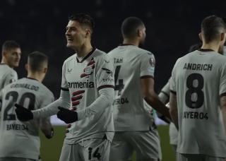 Stanišić strikes late as Leverkusen share spoils with Dortmund