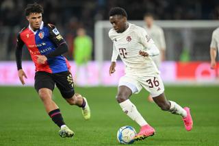 Aseko playing for Bayern in a friendly.