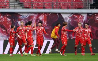 Mainz players celebrate Jonathan Burkardt's goal against RB Leipzig.