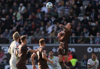 Jackson Irvine attempts a header during the St. Pauli - Wolfsburg match, 26. October 2024.