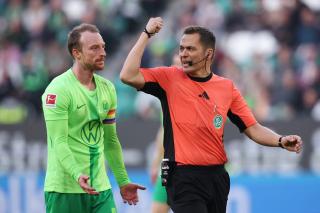 VfL Wolfsburg's Maximilian Arnold protests a decision during the match against FC St. Pauli, 8. March 2025.