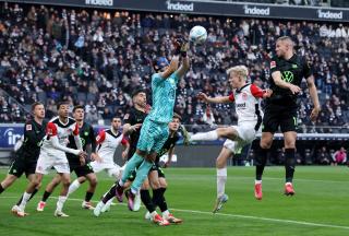 Wolfsburg goalkeeper Kamil Grabara denies Eintracht Frankfurt's Oscar Højlund, 2. February 2025.