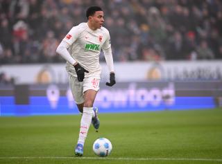 Augsburg defender opens up on interest from Roma: "A huge compliment for me"