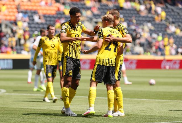 Borussia Dortmund players celebrate Daniel Svensson's goal against Ulsan HD FC, 25. June 2025.