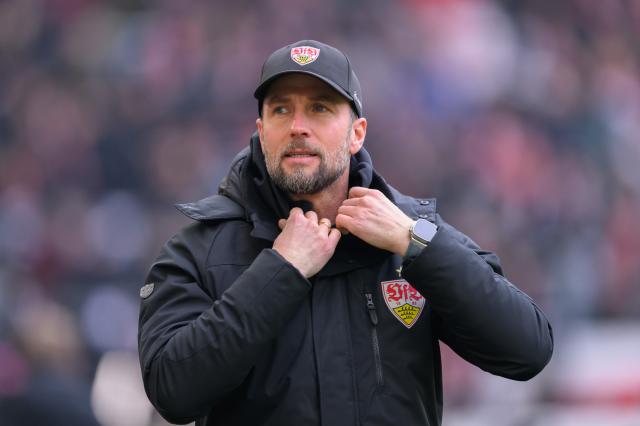 Sebastian Hoeneß looks on against VfL Wolfsburg.