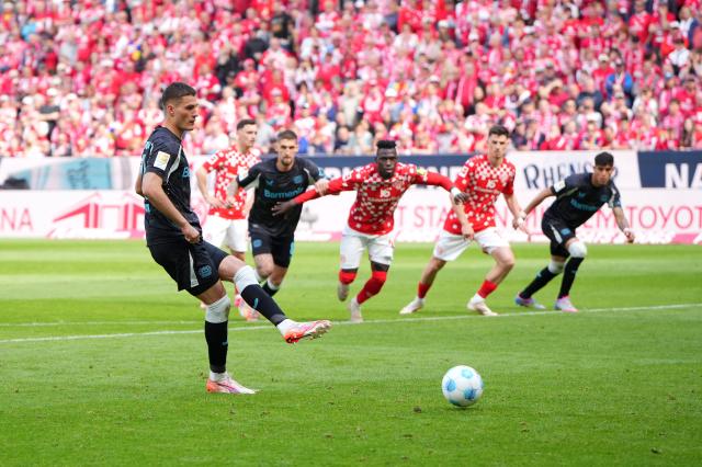 Patrik Schick scores from the spot against Mainz.