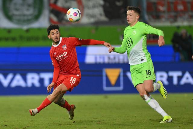 Wolfsburg forward Dženan Pejčinović battles for the ball with Kevin Simone of 1. FC Heidenheim, 20. January 2024.