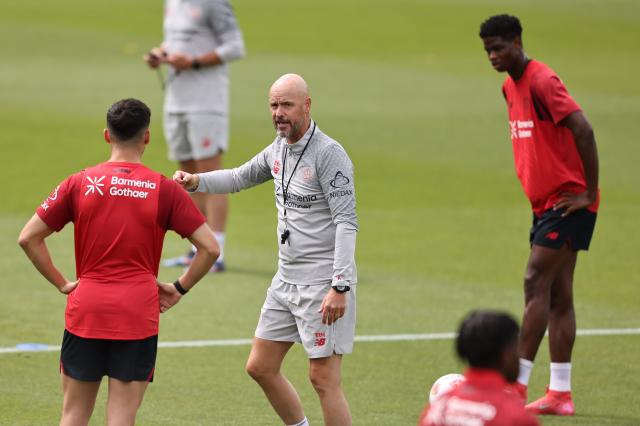 Erik ten Hag of Bayer Leverkusen in training