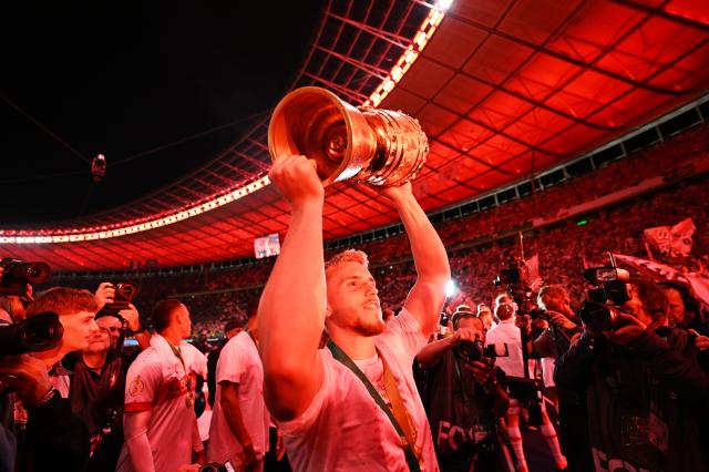 Ermedin Demirovic lifts the DFB-Pokal