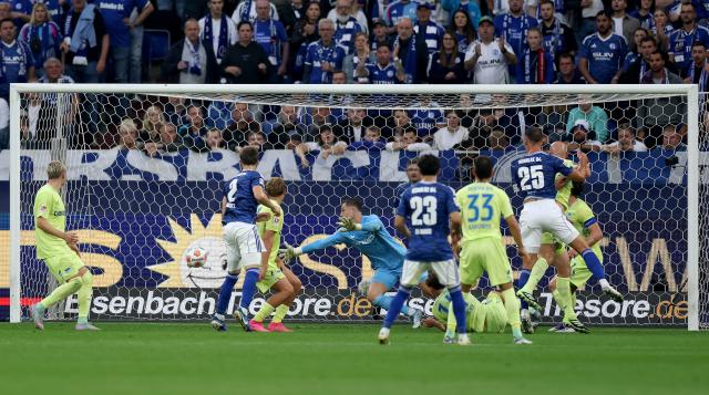Nikola Katic scores for Schalke against Hertha.