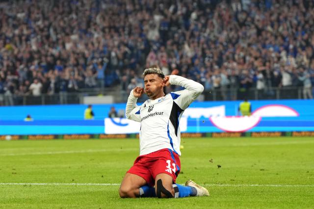 Ransford Königsdörffer scores for Hamburg.