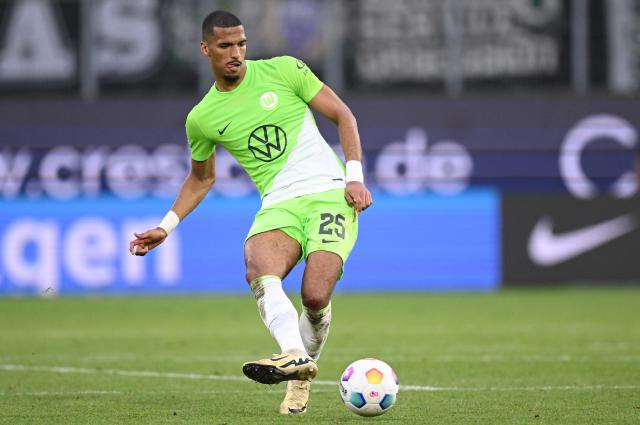 Moritz Jenz in action for VfL Wolfsburg against Borussia Mönchengladbach, 7. April 2024.