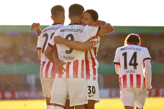 Höler celebrates his goal