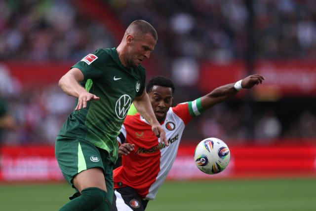 VfL Wolfsburg's Denis Vavro in competition with Feyenoord's Quinten Timber, 2. August 2025. 