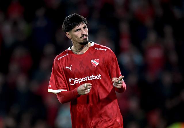 Independiente defender Kevin Lomónaco celebrates scoring against Huracán, 24. May 2025.