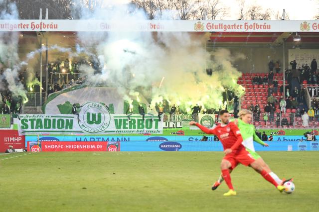 1. FC Heidenheim 1846 & VfL Wolfsburg players compete for the ball at the Voith-Arena, 20. January 2024.