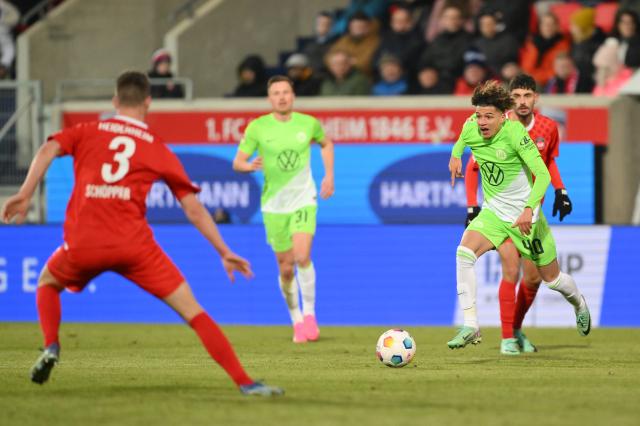 Heidenheim and Wolfsburg players compete for possession, 20. January 2024.