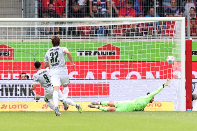 VfL Wolfsburg striker Mohamed Amoura converts his penalty in the club's 3-1 victory, 23. August 2025.