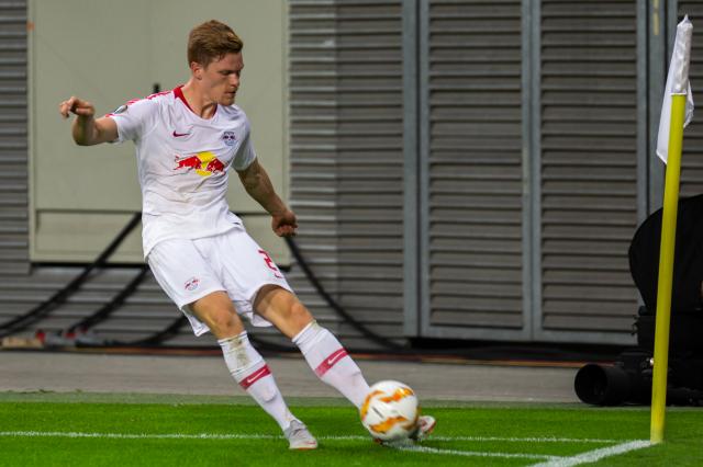 Marcel Halstenberg swinging in a corner for RB Leipzig.