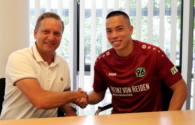 Bobby Wood with Hannover 96 sporting director Horst Heldt.