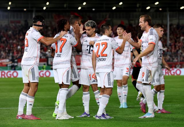 Bayern Munich players in the 2025/26 away kit.