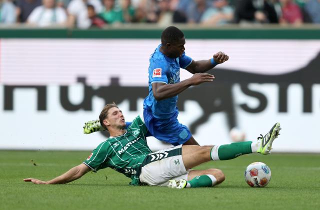 Victor Boniface in action against SV Werder Bremen centre-back Niklas Stark, 30. August 2025.