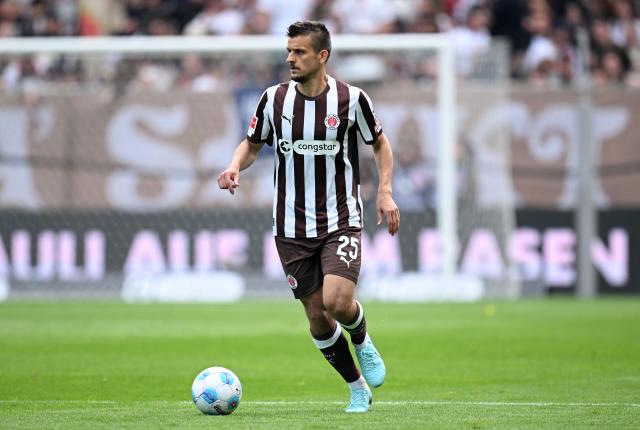 FC St. Pauli midfielder Adam Dźwigała in action against VfL Bochum, 17. May 2025.