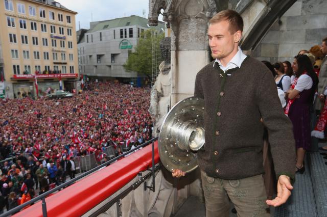 Holger Badstuber celebrates Bayern’s 2015/16 Bundesliga title in München, 15. May 2016.