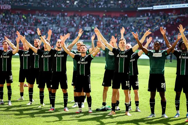 Hannover celebrate after defeating Fortuna Düsseldorf 