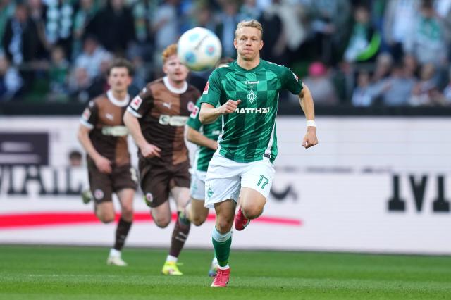 SV Werder Bremen winger Marco Grüll in action against FC St. Pauli, 27. April 2025.