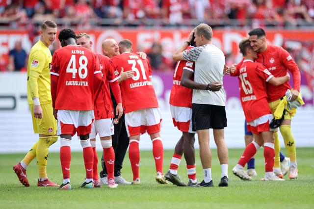 Head coach Torsten Lieberknecht and players of Kaiserslautern celebrate