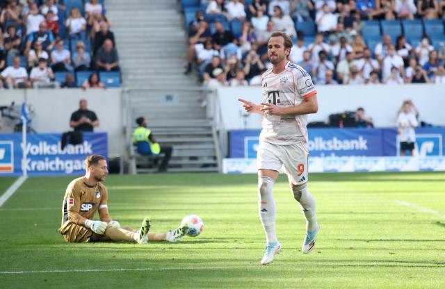 Harry Kane celebrates his third goal of the match, with Oliver Baumann in the background. 20. September 2025.