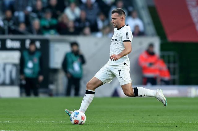 Kevin Stöger in action for Borussia Mönchengladbach against Eintracht Frankfurt.