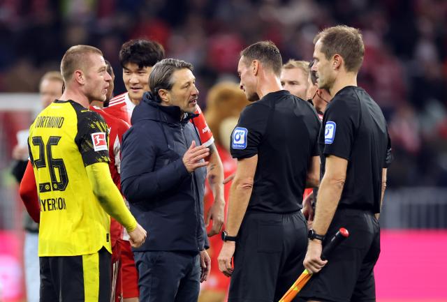 Niko Kovač talking to referee Bastian Dankert.