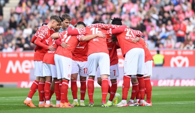 Players of Mainz prior to the Bundesliga match vs. Bayer 04 Leverkusen, Oct 18 2025 Players of Mainz prior to the Bundesliga match vs. Bayer 04 Leverkusen, Oct 18 2025