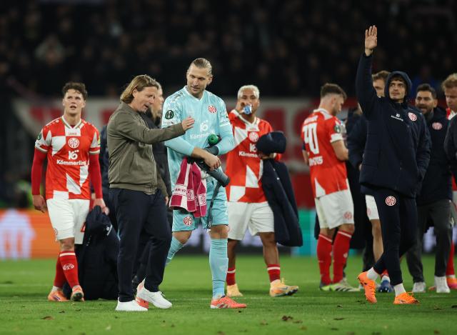 Bo Henriksen, Head Coach of 1.FSV Mainz 05 celebrates victory with Robin Zentner Bo Henriksen, Head Coach of 1.FSV Mainz 05 celebrates victory with Robin Zentner