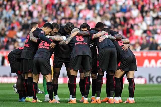 Leverkusen players huddle prior to the Bundesliga match vs. Mainz 