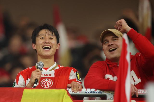 Lee Jae-Sung of Mainz 05 celebrates following the team's victory in the UEFA Conference League