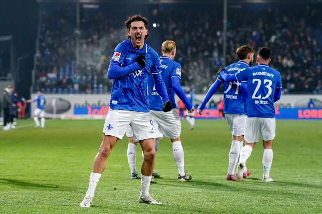 Fraser Hornby of Darmstadt celebrates after scoring his team's third goal vs. Fürth 