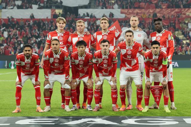 The players of Mainz pose for a team photo prior to kick-off vs. Fiorentina 