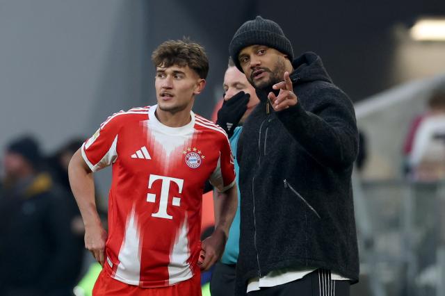 Tom Bischof and FCB coach Vincent Kompany.