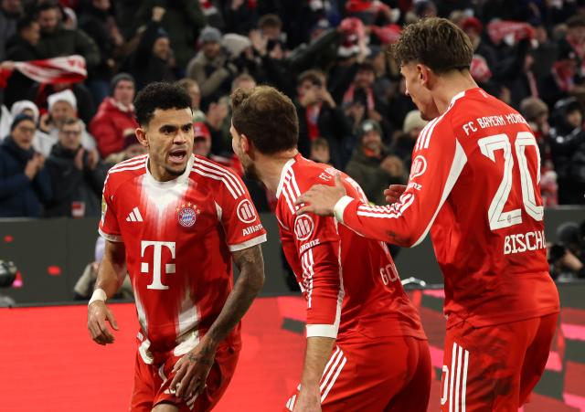 FC Bayern players celebrating.