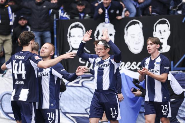 Eichhorn (right) celebrating a goal scored by Fabian Reese.