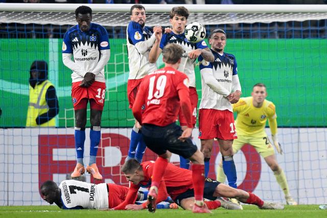 Phil Harres scoring against HSV.