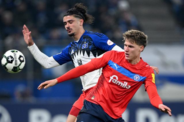 Kiel's Phil Harres in a duel with HSV's Guilhermo Ramos.