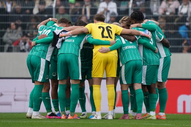 Players of Fürth huddle during the 2. Bundesliga match between SV Elversberg and Greuther Fürth