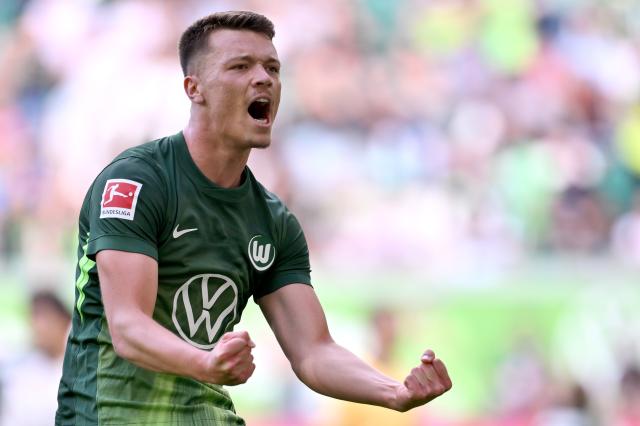 Dženan Pejčinović celebrates Aaron Zehnter's goal for VfL Wolfsburg against 1. FSV Mainz 05, 31. August 2025.