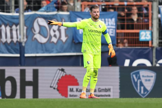 Timo Horn of VfL Bochum reacts during the 2. Bundesliga match between VfL Bochum 1848 and 1. FC Magdeburg 